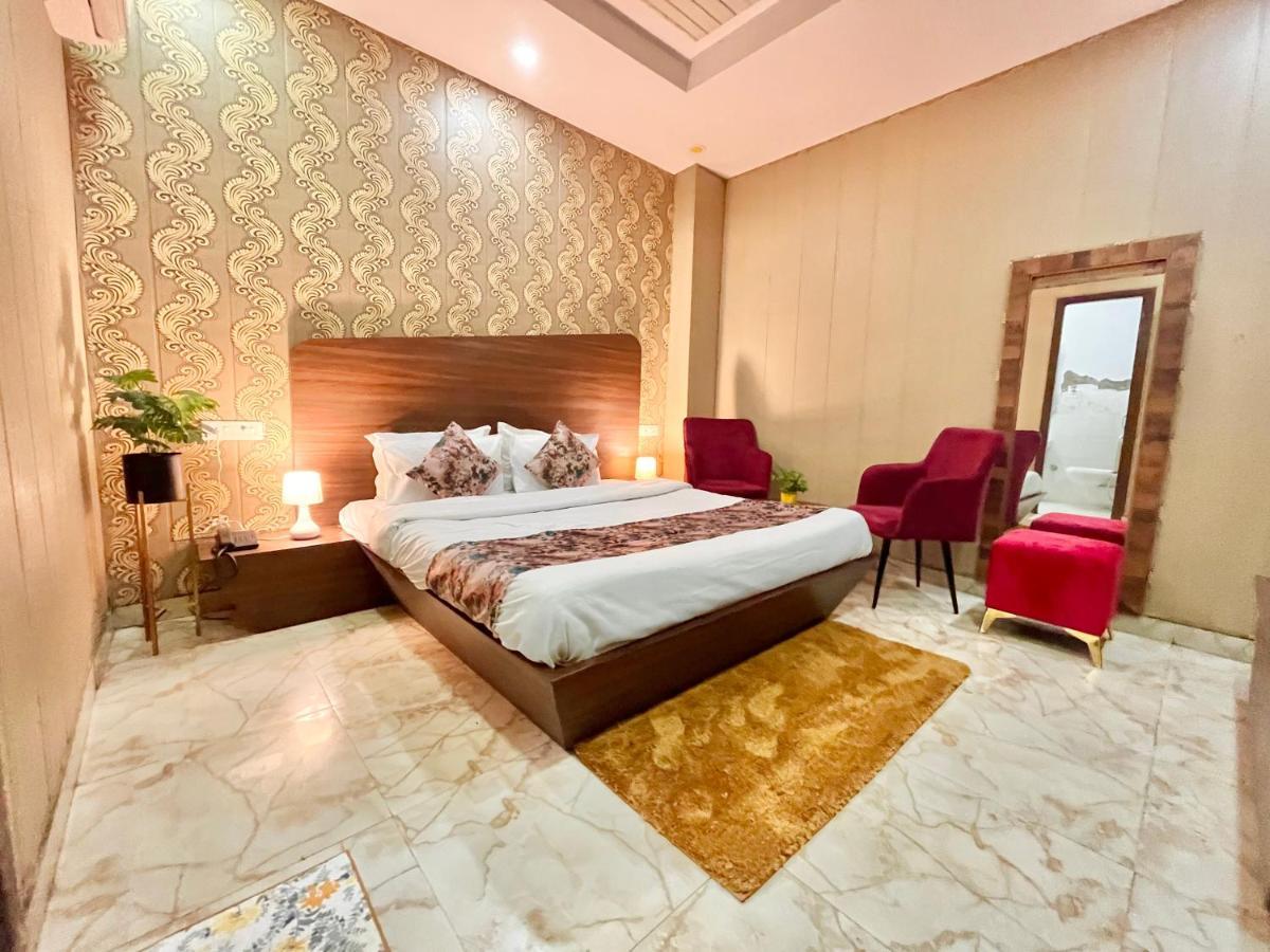 Hotel The Pearl, Zirakpur - A Luxury Family Hotel จัณฑีครห์ ภายนอก รูปภาพ